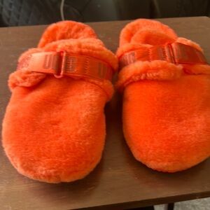 Women orange UGS slide in perfect condition